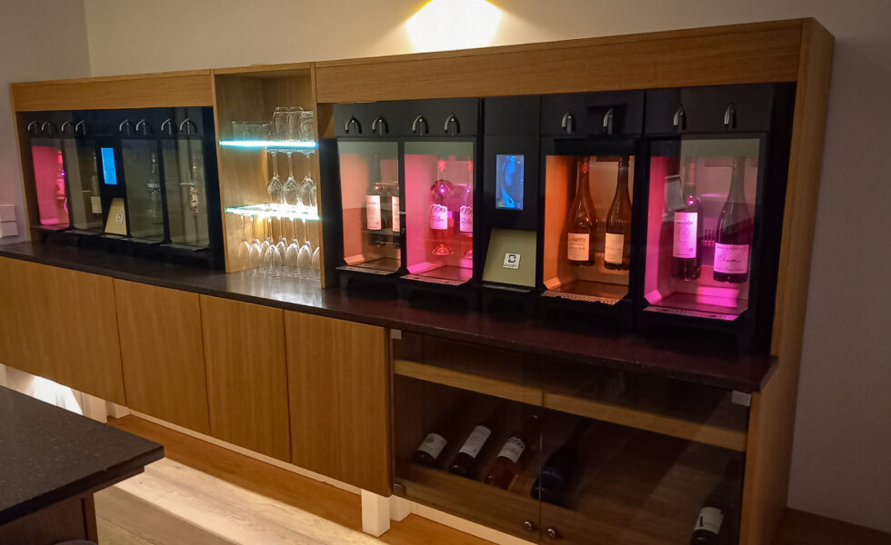 Distributeur de vin au verre 16 bouteilles en libre-service chez 9'Hotel République à Paris